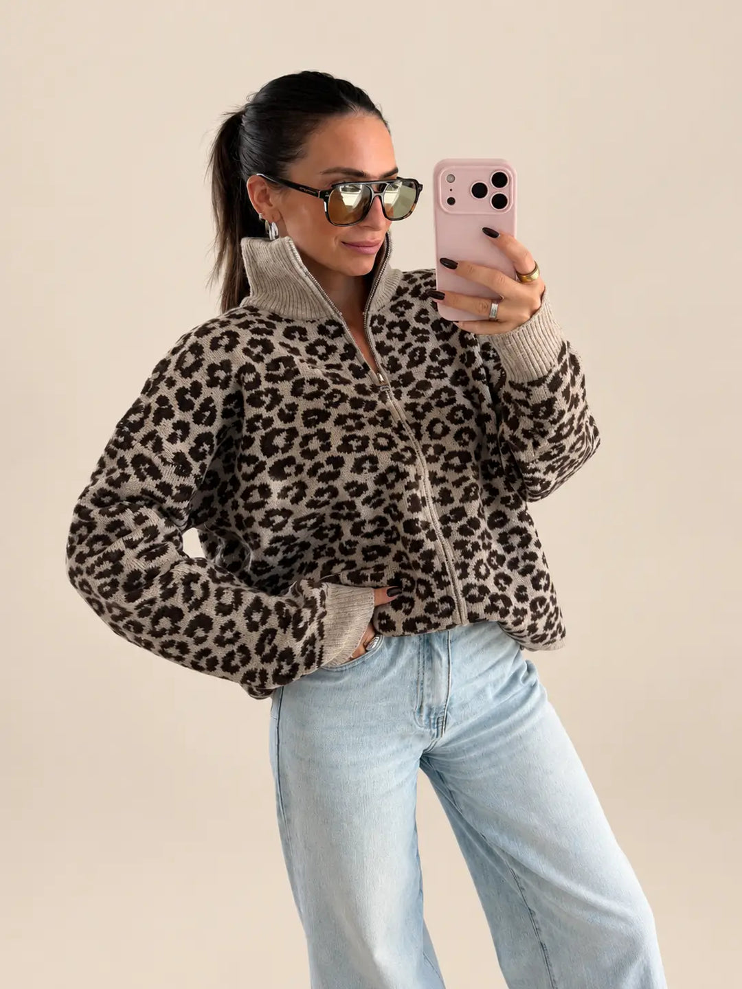Gebreid vest dames in Panterprint Taupe met rits en opstaande kraag, vooraanzicht aan het model met jeans | Lisa’s Boutique