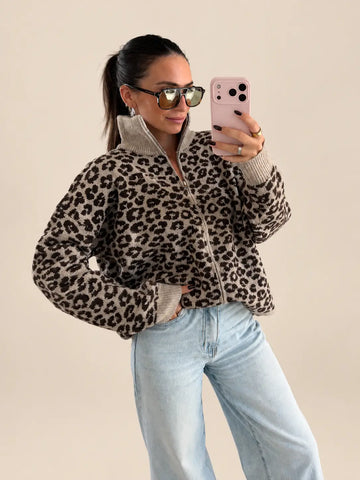 Cardigan leopardato donna in tortora con zip e collo alto, vista frontale sulla modella con jeans | Lisa’s Boutique
