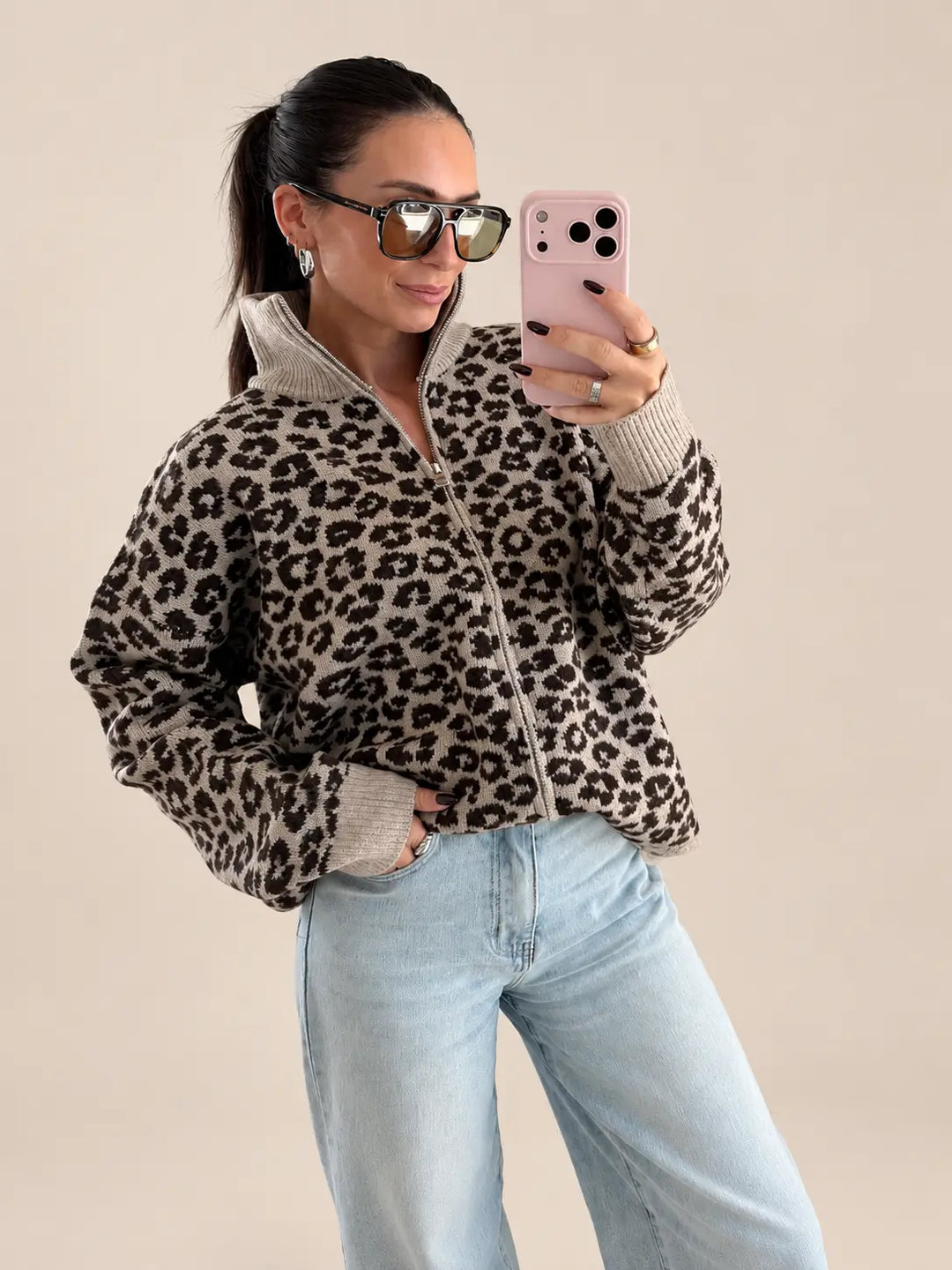 Cardigan con zip leopardato donna in tortora con polsini a coste, foto allo specchio sulla modella leggermente di lato | Lisa’s Boutique