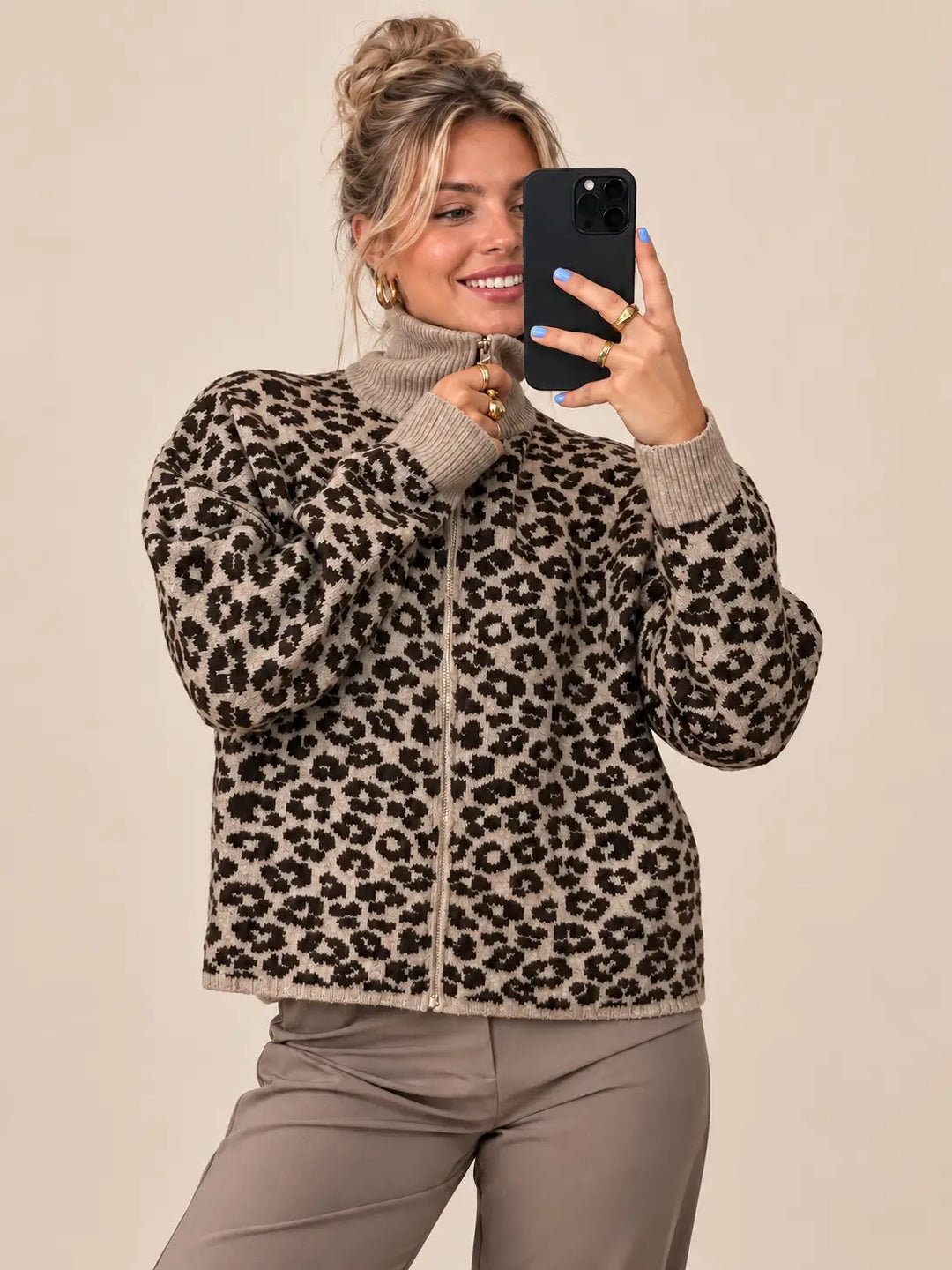 Strick-Zipper Damen in Taupe mit Leopardenmuster und Stehkragen | Lisa’s Boutique