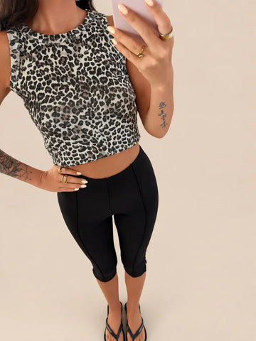 Ciemny top damski w panterkę w odcieniach brązu i beżu, zbliżenie | Lisa’s Boutique