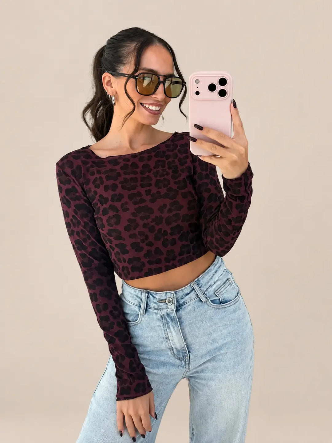 Leopard Langarmshirt Damen in Bordeaux mit schwarzem Leopardenmuster, kombiniert mit heller Jeans | Lisa’s Boutique