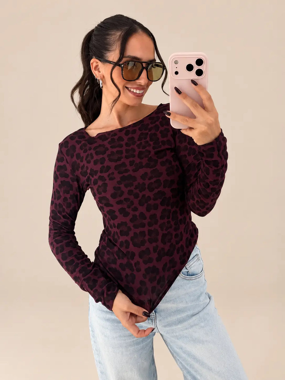 Leopard Langarmshirt Damen in Bordeaux mit Rundhalsausschnitt und schwarzem Leopardenmuster, Vorderansicht | Lisa’s Boutique
