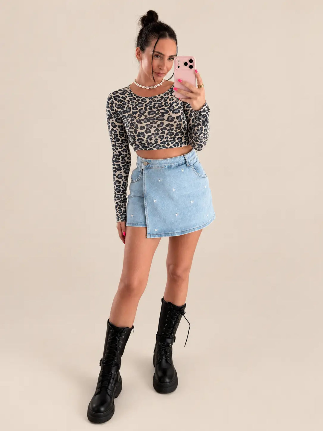 Camiseta de manga larga de leopardo mujer en beige, vista de detalle | Lisa’s Boutique