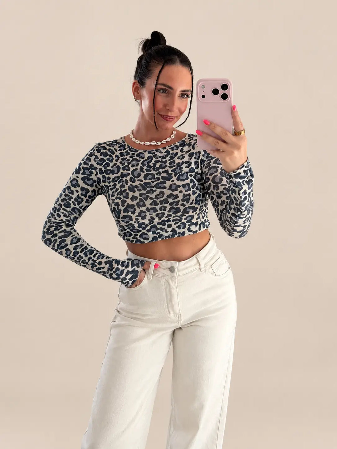 Camiseta de manga larga de leopardo mujer en beige, vista frontal | Lisa’s Boutique