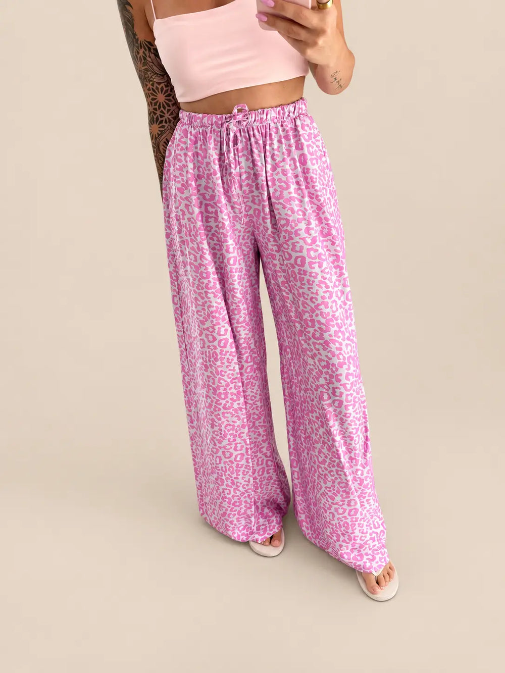 Fliederfarbene Leopard Satin Hose Detailansicht | Lisa’s Boutique