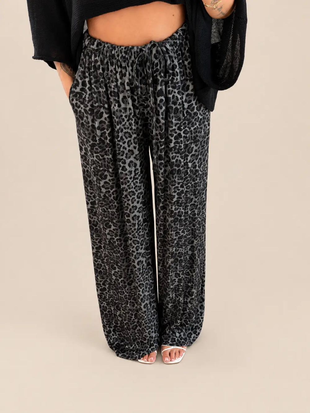 Leoprint Jersey Stoffhose Damen in Anthrazit mit Bindebund und weitem Bein | Lisa’s Boutique
