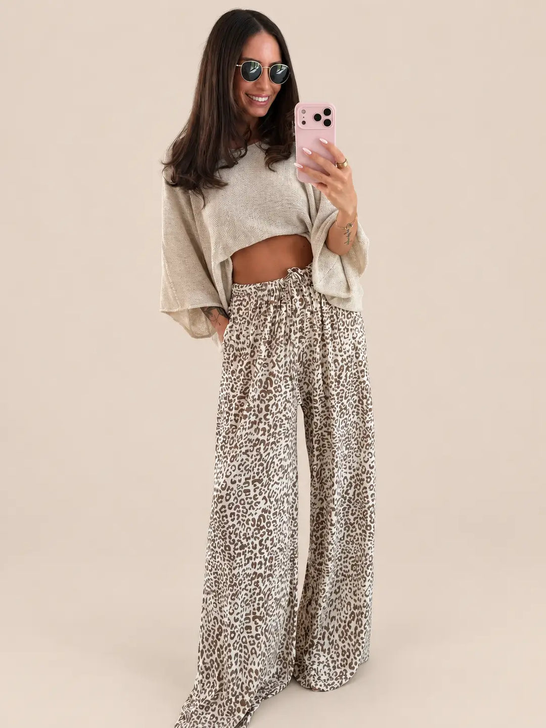 Stoffhose Damen in Beige mit Leopardenmuster, weitem Bein und elastischem Bund mit Bindeband | Lisa’s Boutique