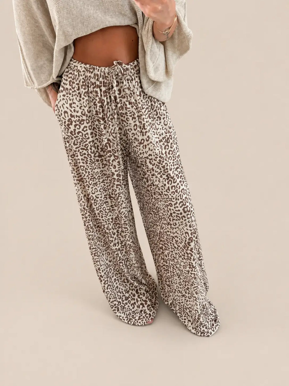 Leoprint Jersey Stoffhose Damen in Beige mit Bindebund und weitem Bein | Lisa’s Boutique