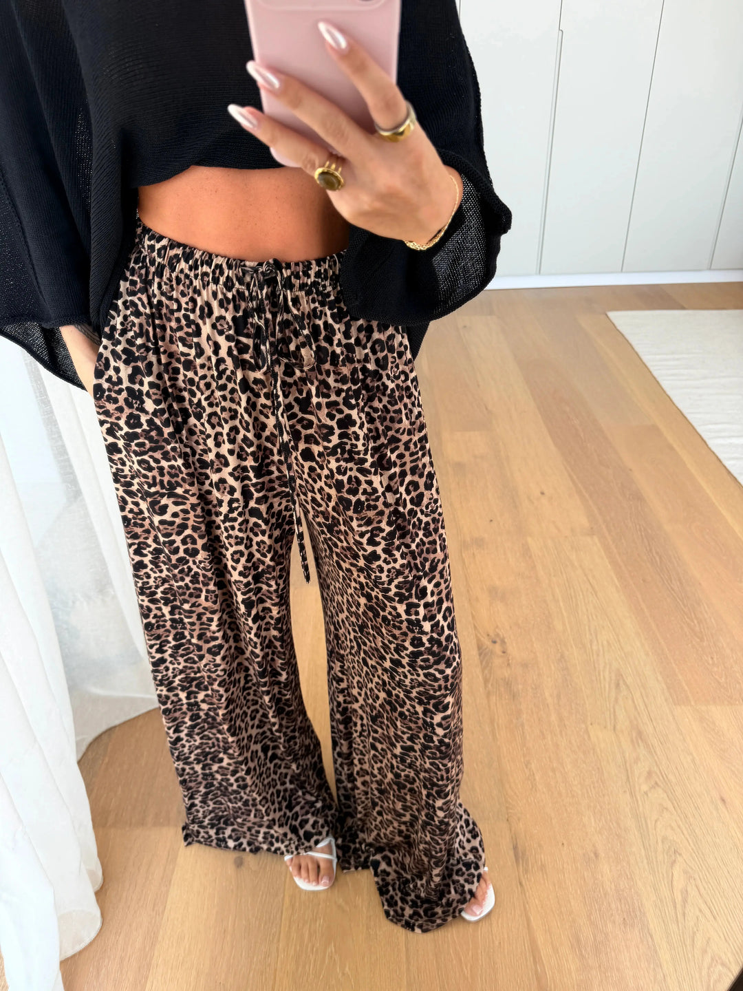 Pantaloni in jersey donna leopardato classico con stampa leopardata marrone e beige, primo piano della gamba allo specchio | Lisa’s Boutique