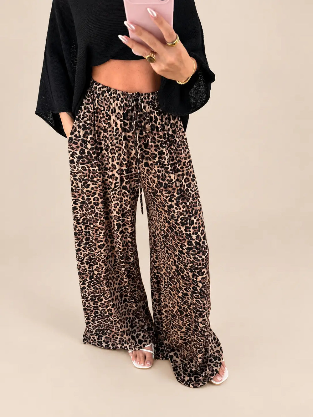 Jersey Stoffhose Damen in Braun/Beige mit Leoprint, Nahaufnahme Bund | Lisa’s Boutique
