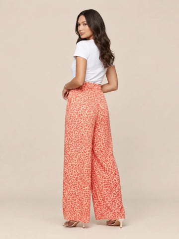 Luipaardprint broek dames in Abrikoos, Detailweergave | Lisa’s Boutique