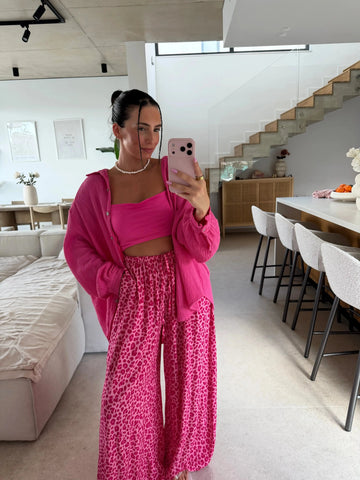 Losvallende broek met luipaardprint – Felroze – gedragen door een model | Lisa’s Boutique