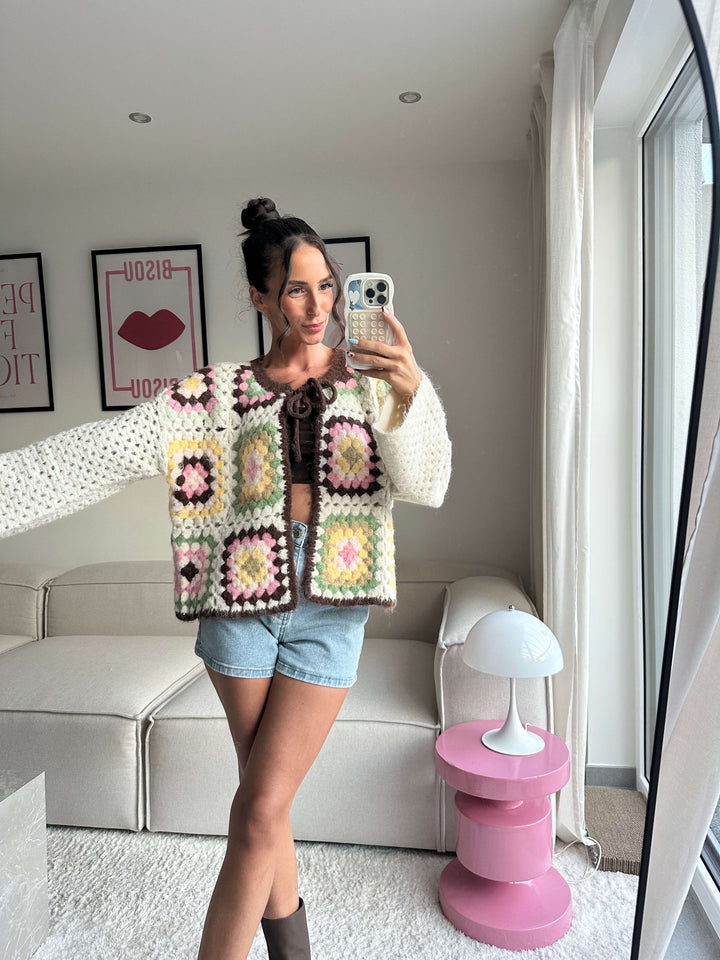 Gehäkelte Strickjacke in Creme mit bunten quadratischen Mustern in Rosa, Gelb, Grün und Schwarz, präsentiert von Lisa für lisas-boutique.de