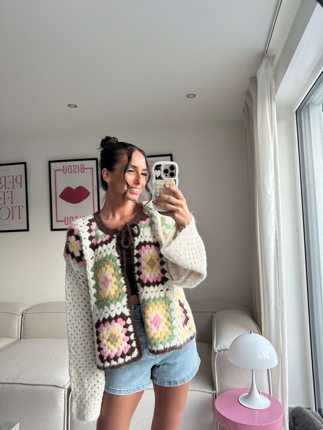 Gehäkelte Strickjacke in Creme mit bunten quadratischen Mustern in Rosa, Gelb, Grün und Schwarz, präsentiert von Lisa für lisas-boutique.de
