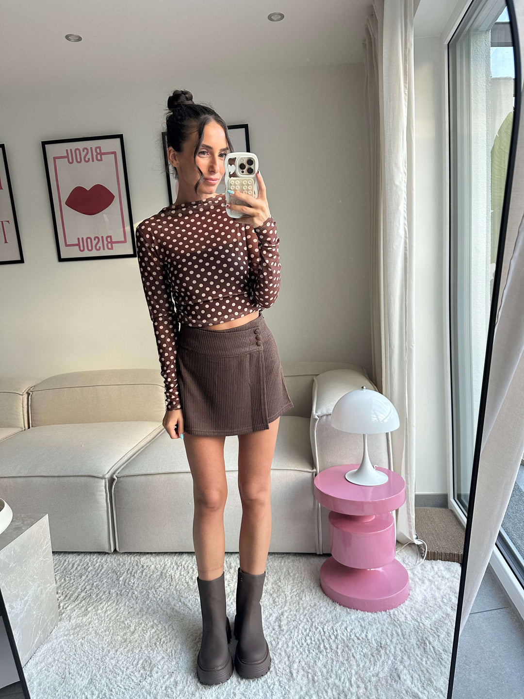 Braunes Langarmshirt mit weißen Punkten, kombiniert mit einem braunen Minirock, präsentiert von Lisa für lisas-boutique.de