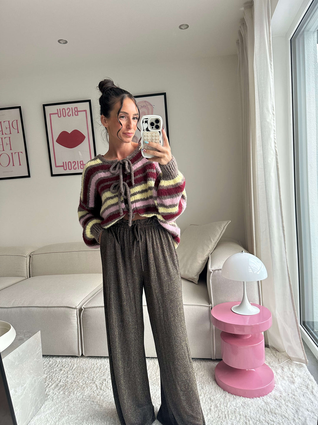 Lisa trägt einen gestreiften Strickpullover mit Schnürung und eine weite Glitzerhose – Lisas-Boutique