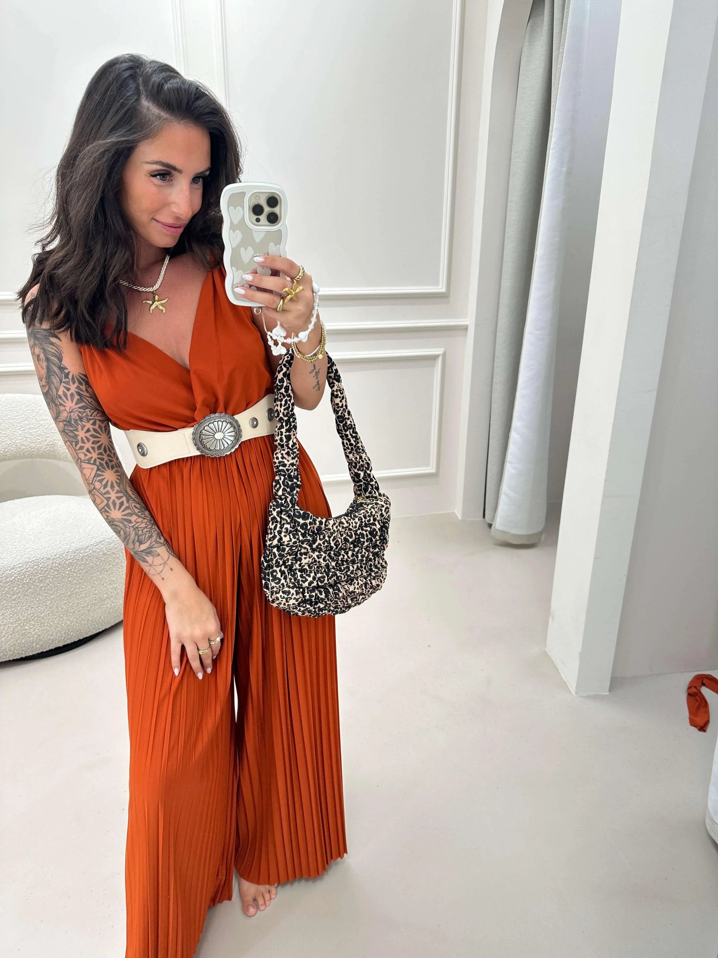 Lisa’s Boutique – roter Jumpsuit mit Gürtel für stilbewusste Frauen