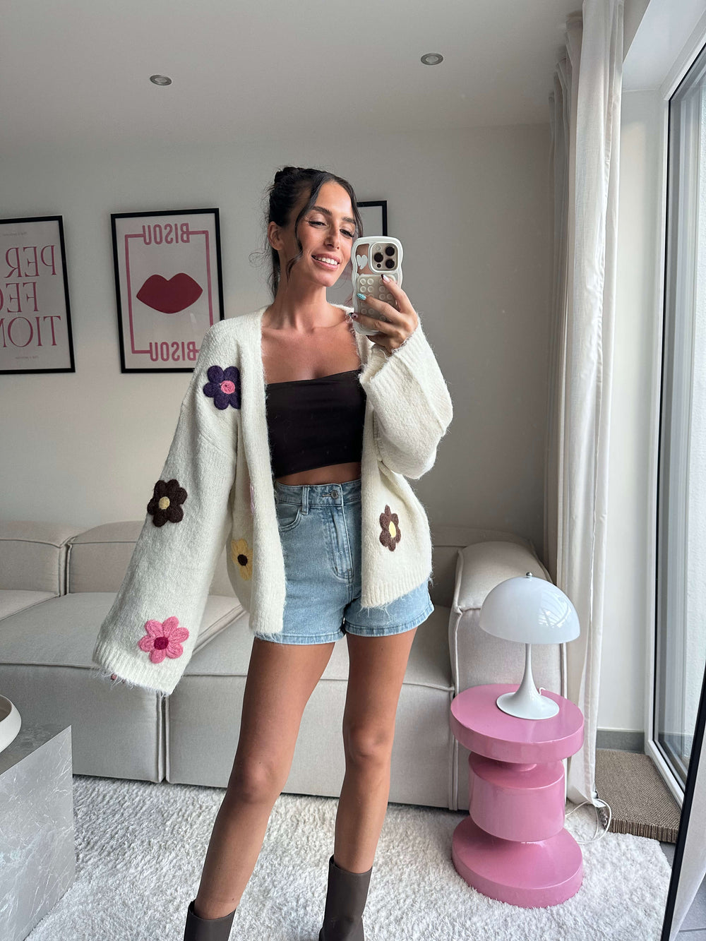 Cremefarbene Strickjacke mit buntem Blumenmuster und großen Knöpfen, präsentiert von Lisa für lisas-boutique.de
