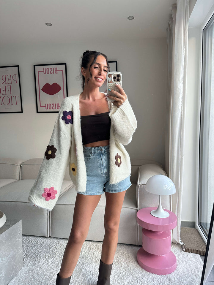 Cremefarbene Strickjacke mit buntem Blumenmuster und großen Knöpfen, präsentiert von Lisa für lisas-boutique.de
