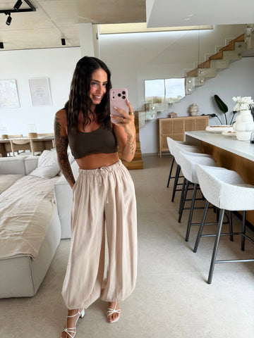 Lockere Hose – Beige – am Model | Lisa’s Boutique