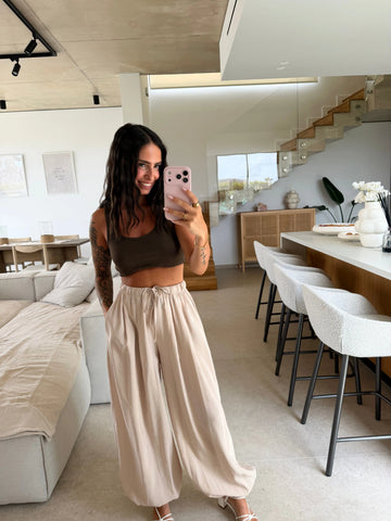 Lockere Hose – Beige – am Model | Lisa’s Boutique
