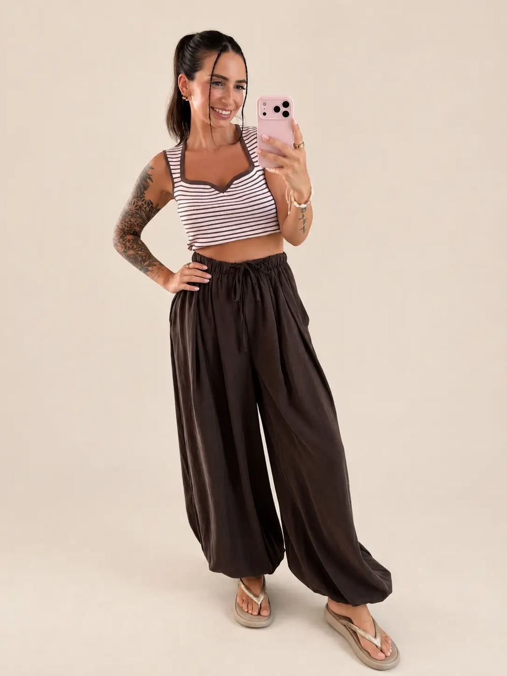 Lockere Hose Damen in Braun mit gestreiftem Top im Outfit | Lisa’s Boutique