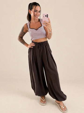 Lockere Hose Damen in Braun mit gestreiftem Top im Outfit | Lisa’s Boutique