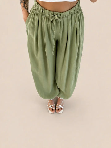 Lockere Hose Damen in Salbei, Detailansicht | Lisa’s Boutique