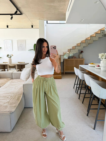 Lockere Hose – Salbei – am Model | Lisa’s Boutique