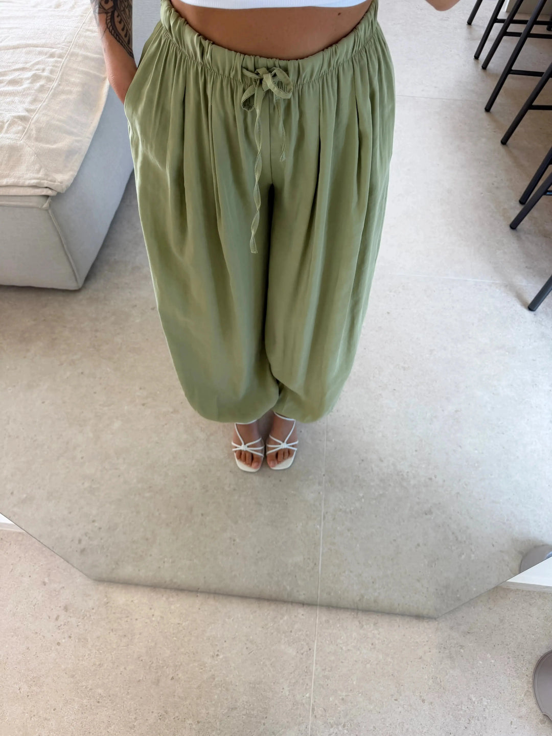 Lockere Hose – Salbei – Nahansicht am Model | Lisa’s Boutique