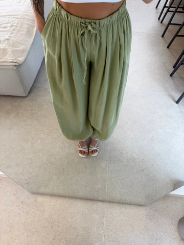 Lockere Hose – Salbei – Nahansicht am Model | Lisa’s Boutique