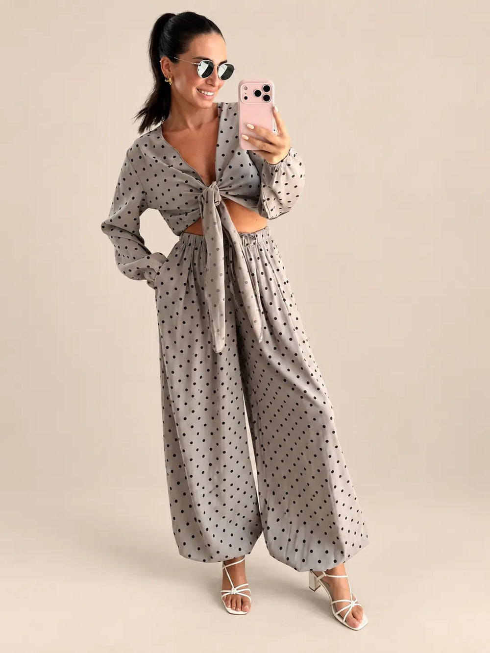 Women’s loose fitting trousers in Taupe with dots, Detail view | Lisa’s Boutique