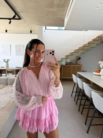 Camicetta in pizzo rosa, selfie allo specchio in salotto con gonna con balze | Lisa’s Boutique