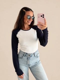 Colourblock Longsleeve Damen in Blau/Weiß, Frontansicht, kombiniert mit Jeans | Lisa’s Boutique