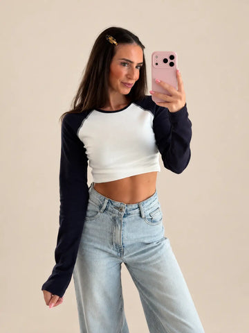 Colourblock Longsleeve Damen in Blau/Weiß, Nahaufnahme, kombiniert mit Jeans | Lisa’s Boutique