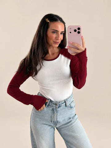 Colourblock Longsleeve Damen in Bordeaux/Weiß, Nahaufnahme, kombiniert mit Jeans | Lisa’s Boutique