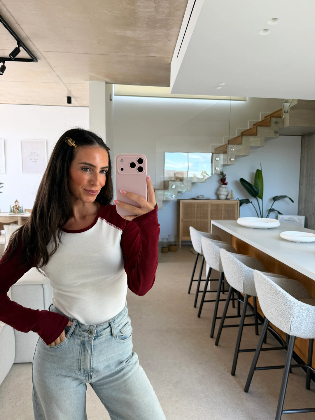 Colourblock Longsleeve Damen in Bordeaux/Weiß, Outfit-Ansicht 1, kombiniert mit Jeans | Lisa’s Boutique