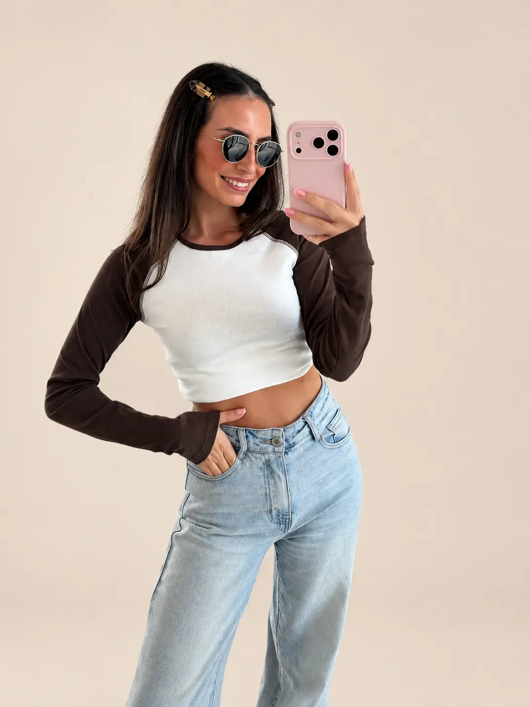 Colourblock Longsleeve Damen in Braun/Weiß, Frontansicht, kombiniert mit Jeans | Lisa’s Boutique