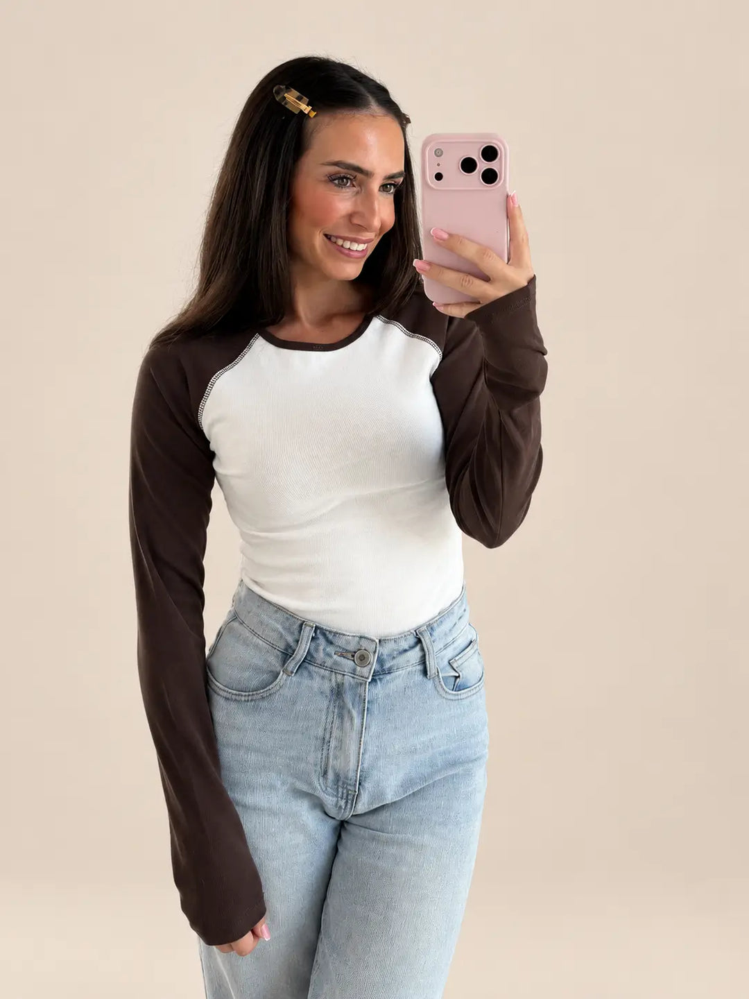 Colourblock Longsleeve Damen in Braun/Weiß, Nahaufnahme, kombiniert mit Jeans | Lisa’s Boutique