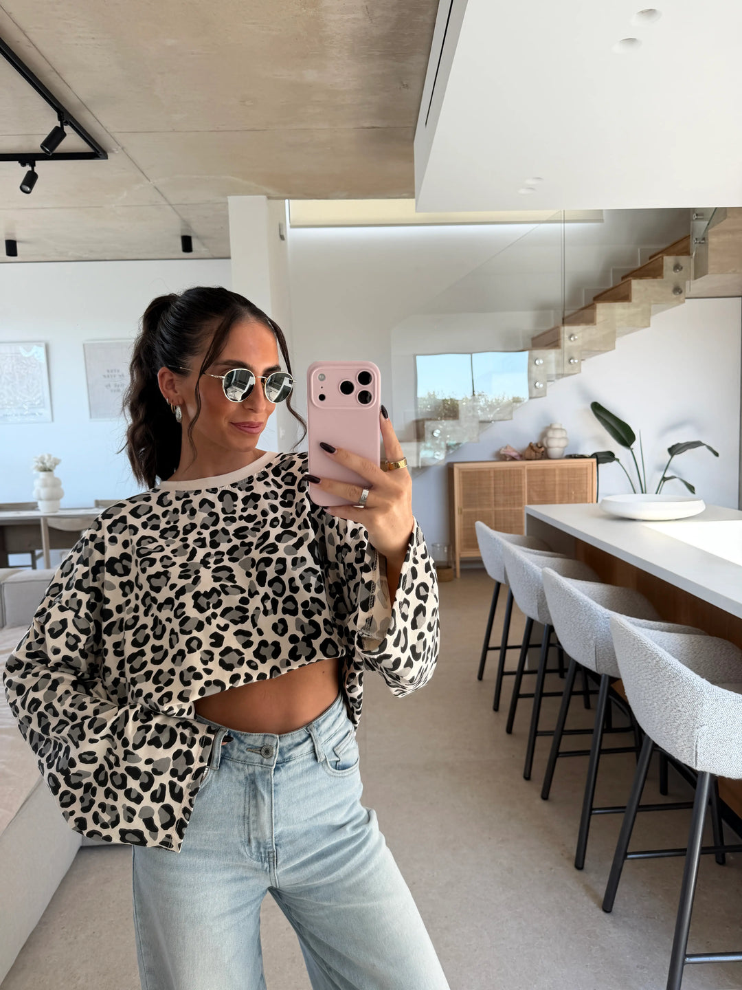 Maglia a maniche lunghe leopardata donna crema con maniche ampie, foto allo specchio in salotto con jeans | Lisa’s Boutique