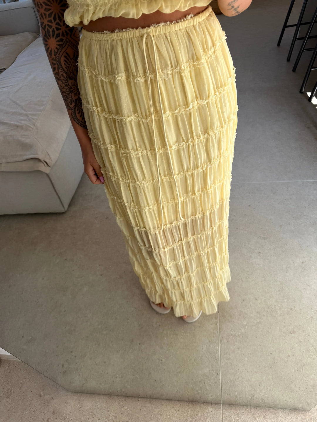Żółta spódnica maxi damska ze strukturą, zbliżenie na modelce w lustrze | Lisa’s Boutique