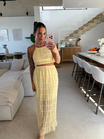 Żółta spódnica maxi damska ze strukturą, selfie w lustrze we wnętrzu | Lisa’s Boutique