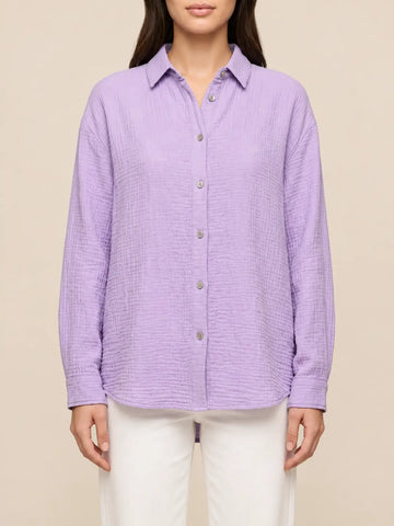 Camicetta in mussola donna lilla con bottoni per tutta la lunghezza, vista frontale con colletto chiuso | Lisa’s Boutique