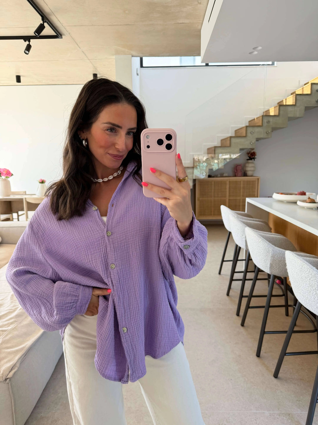Musselin Bluse - Flieder – am Model | Lisa’s Boutique