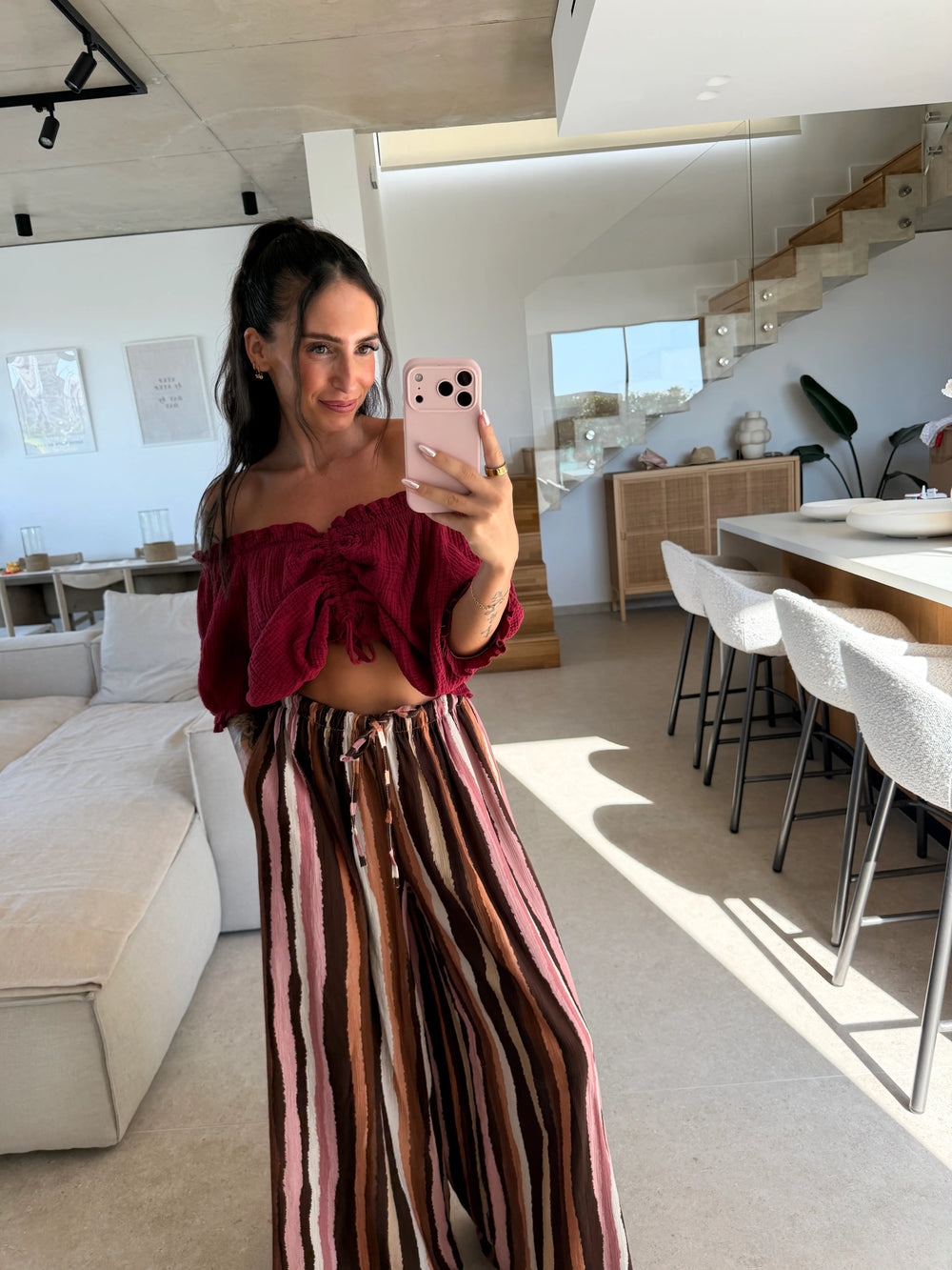 Musselin Bluse gerafft Damen in Bordeaux mit gestreifter Hose im Outfit | Lisa’s Boutique