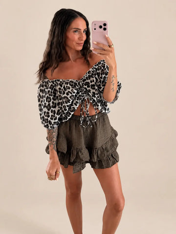Camicetta in mussola arricciata donna in marrone/beige con motivo leopardato | Lisa’s Boutique