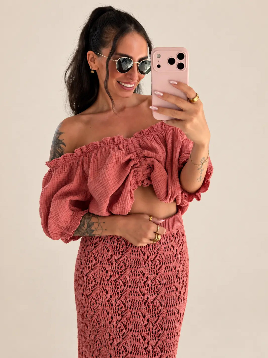 Women’s muslin blouse in Pepper Rose with ruching, a ruffle and wide sleeves | Lisa’s Boutique