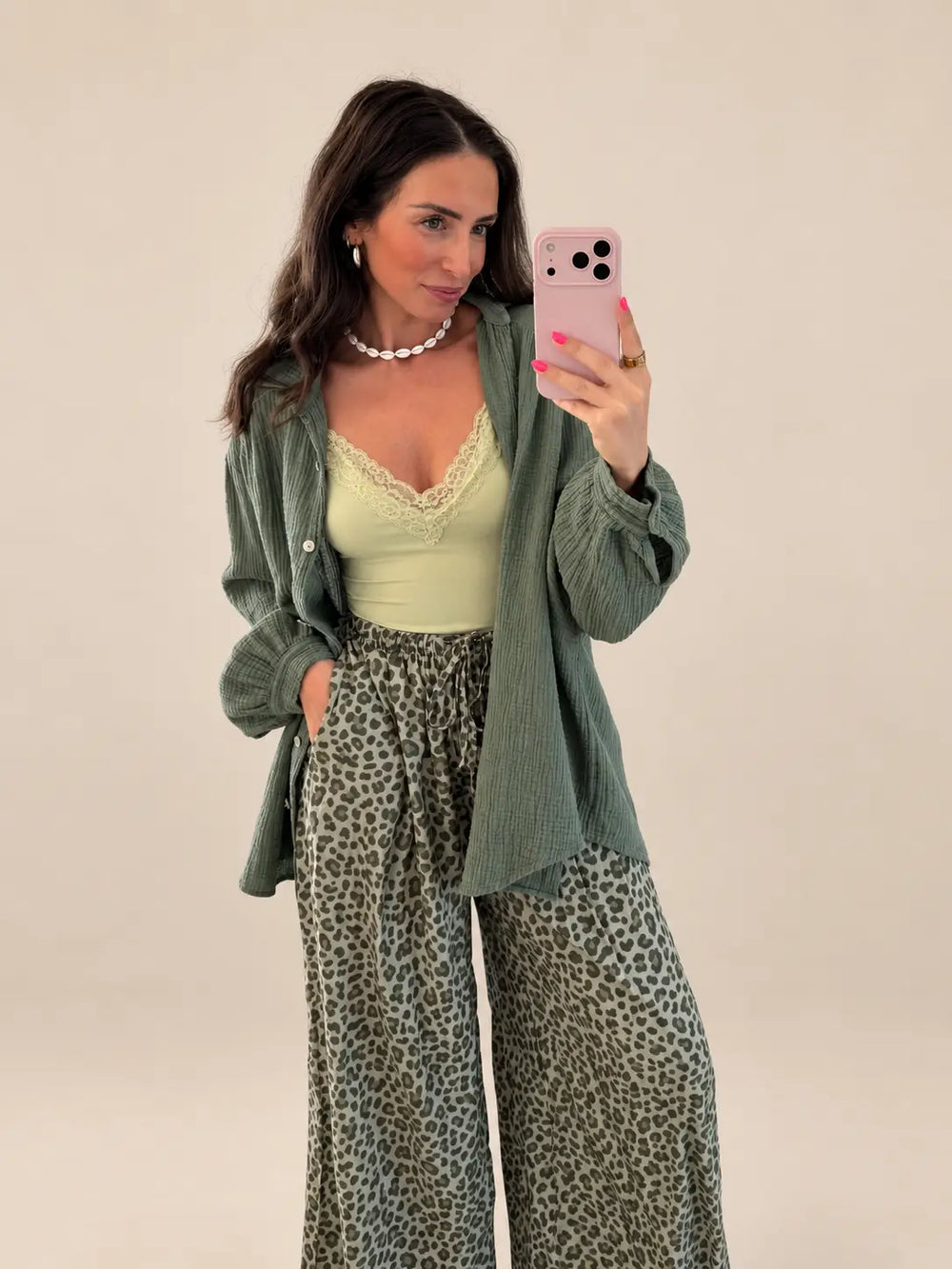 Leoprint Schlabberhose Damen in Khaki im Outfit | Lisa’s Boutique