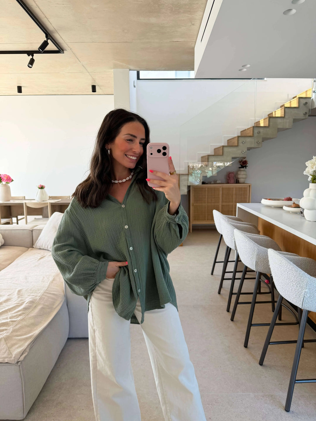 Musselin Bluse - Khaki – am Model | Lisa’s Boutique
